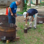 灼熱の炭焼き 炉の周辺です 中央の缶に作品を入れます