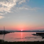 遠く沈む夕日